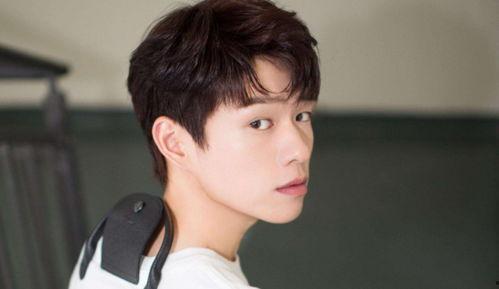 爱豆吃瓜娱乐酱黄明昊,爱豆吃瓜娱乐酱，揭秘娱乐圈幕后故事